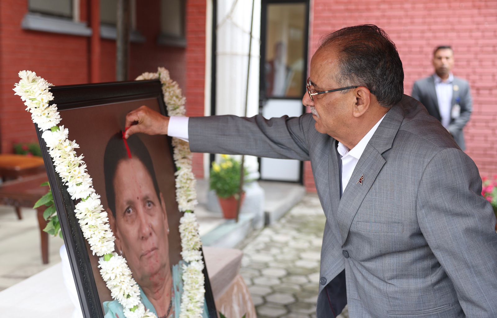 प्रधानमन्त्रीपत्नीको निधनमा नेता, कलाकारदेखि कूटनीतिक नियोगका प्रमुखले बालुवाटारमा दिए श्रद्धाञ्जली (भिडियो/तस्वीरहरू)